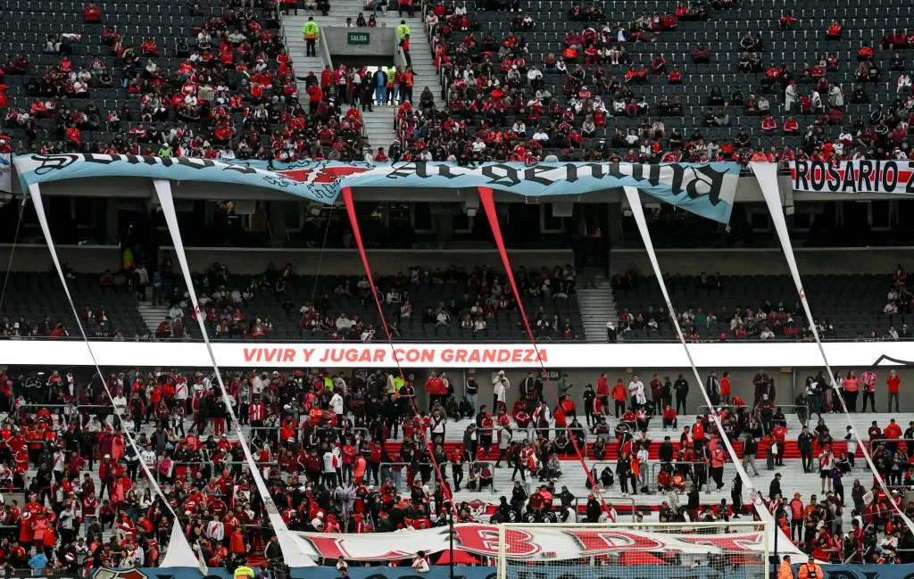 La bandera “L.B.D.T.” en referencia a la barra que vuelve con sus trapos en la Sívori. (Getty Images)