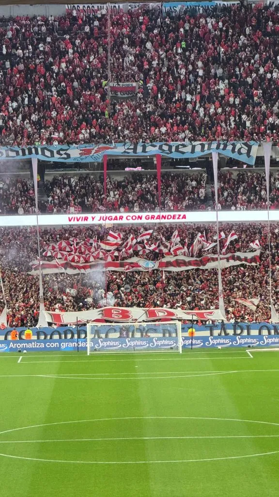 Mucho colorido en la tribuna baja de la Sívori para enfrentar a Sarmiento.