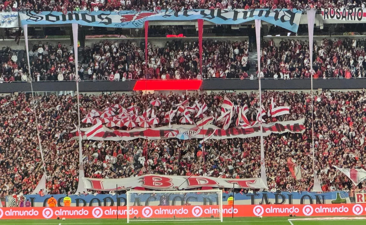 Los trapos que volvieron a colgarse en la tribuna.