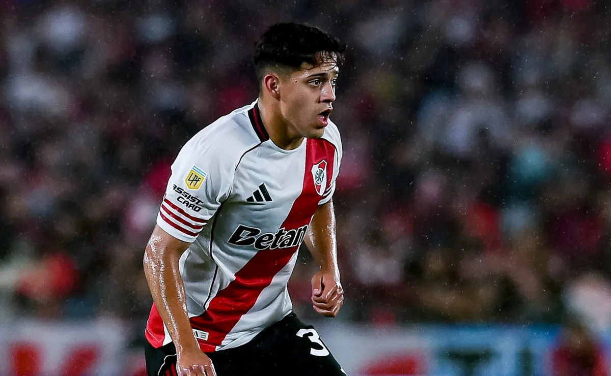 Thiago Acosta hizo su debut en el Monumental.