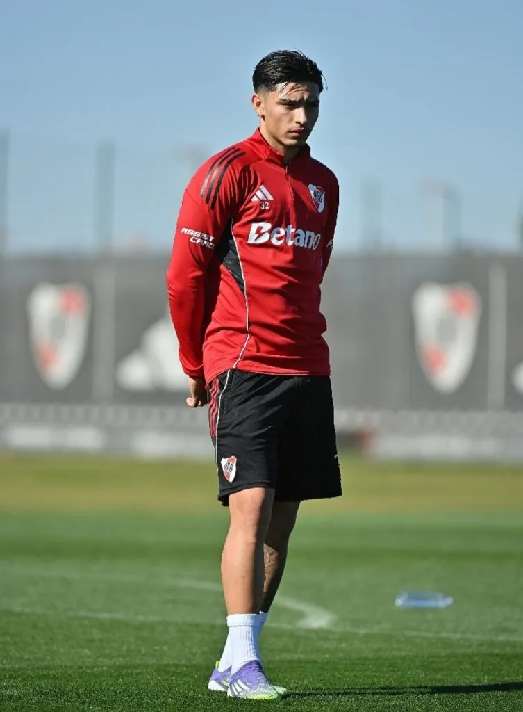 Ruberto fue titular y jugó todo el primer tiempo en el partido entre la Reserva de River y Gimnasia en el River Camp. (Foto de X)