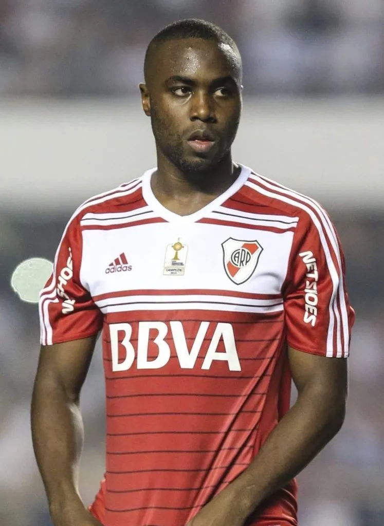 Éder Álvarez Balanta debutó en River en abril del 2013 como una de las máximas promesas del club.