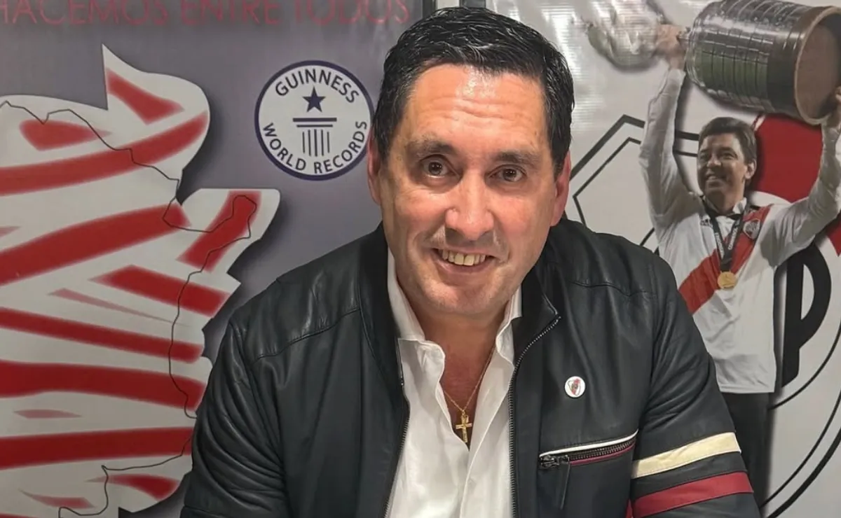 Trillo al momento de firmar su candidatura a presidente de River.