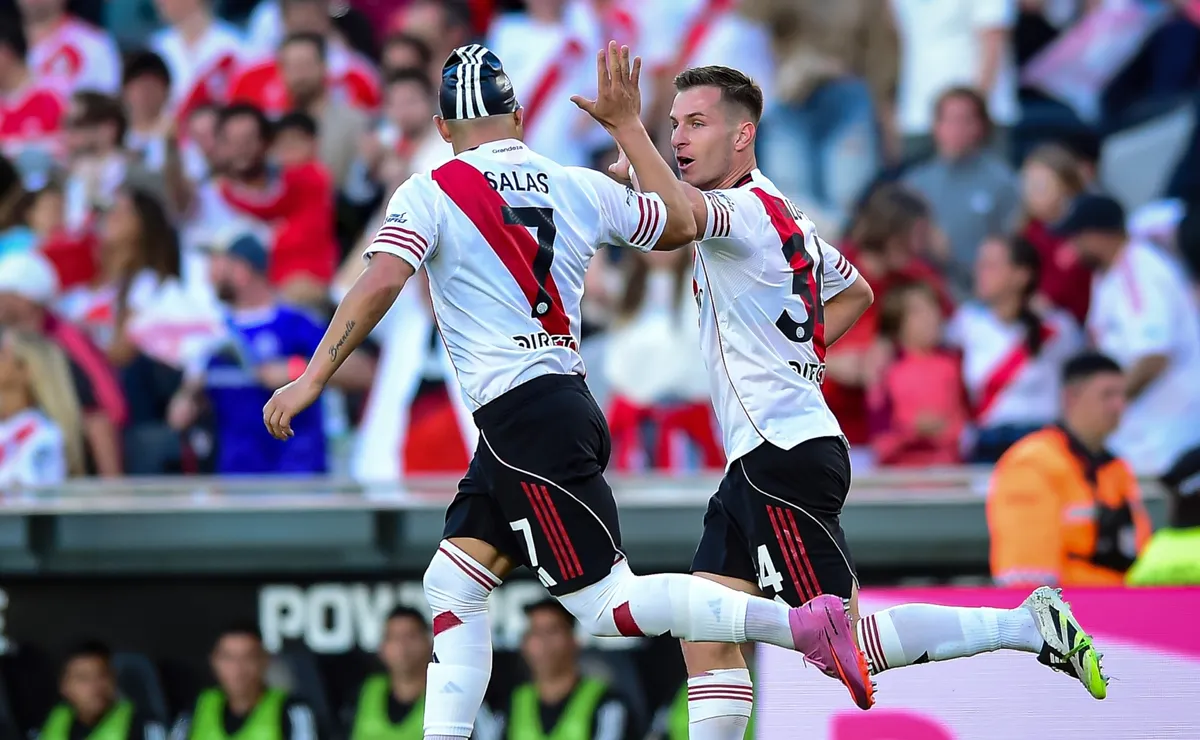 Galoppo y Salas festejan un gol de River.