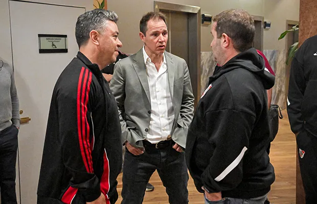 Marcelo Gallardo, Jorge Brito y Eduardo Gallardo durante el encuentro entre los planteles de fútbol masculino con los de handball femenino y masculino en Córdoba. (River Plate oficial)