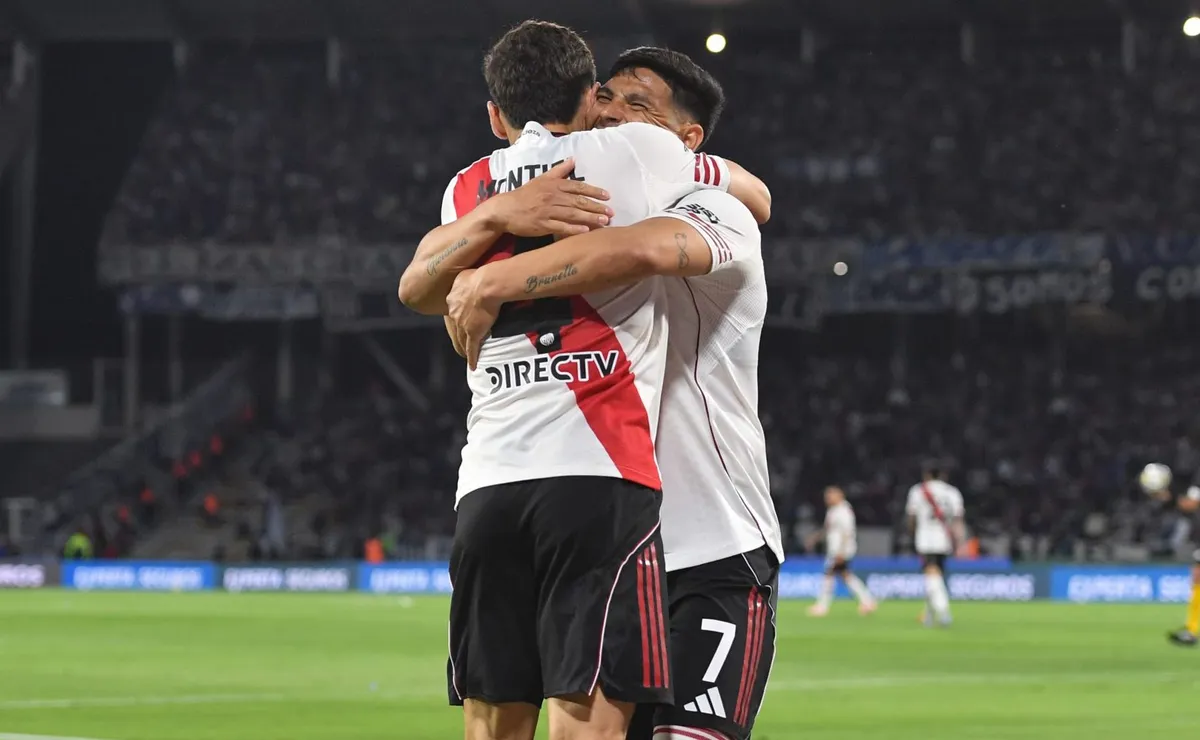 Montiel se abraza con Salas luego del primer gol en la victoria ante Talleres.