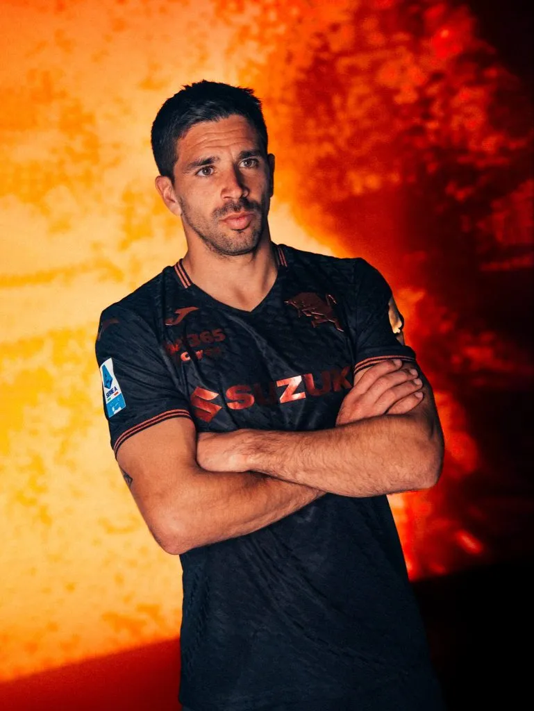 Gio Simeone presenta la nueva camiseta de Torino en homenaje a River.