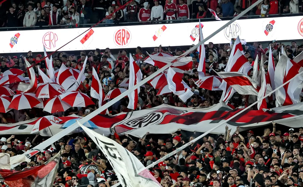 River ocupará una popular, una platea entera (Gasparini) y la mitad de la otra (Ardiles),
