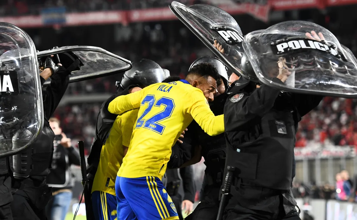 Villa, defendiendo la camiseta de Boca en el Monumental.