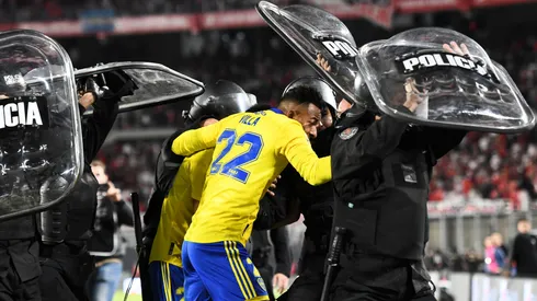 Villa, defendiendo la camiseta de Boca en el Monumental.