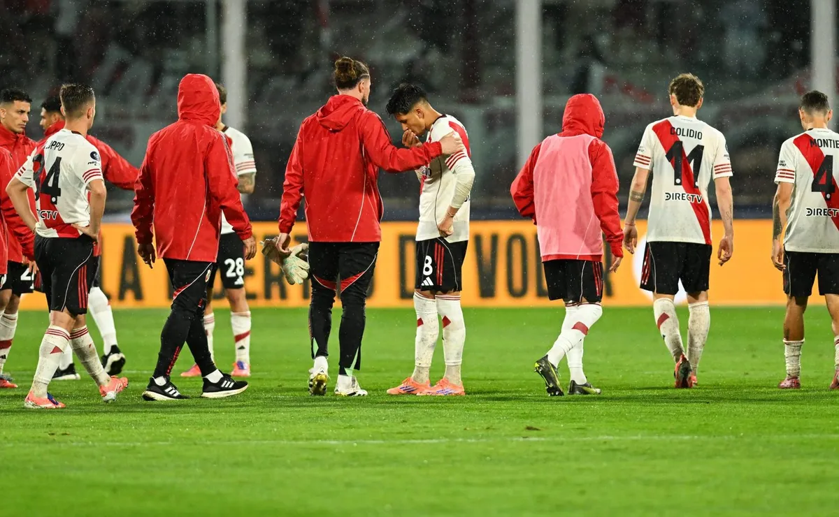 Los jugadores de River se marchan cabizbajos tras una nueva eliminación.