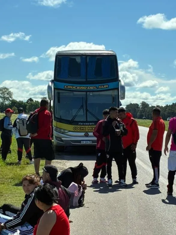 Los hinchas, varados en la ruta al regreso de Córdoba.