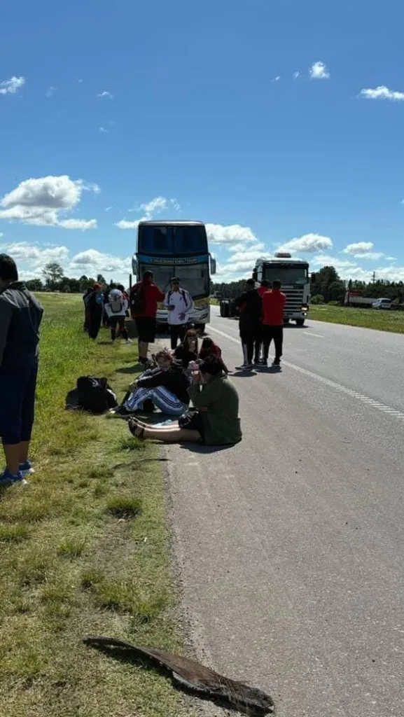 “La imagen más bizarra fue cuando vimos al chofer haciendo dedo“, relató el hincha, con LPM.