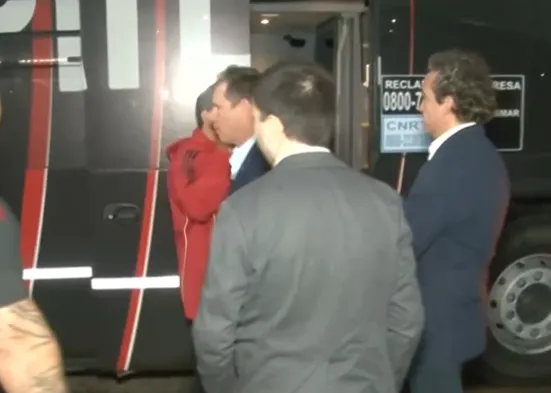 El momento del abrazo de Marcelo Gallardo con Jorge Brito luego de la eliminación en Copa Argentina.