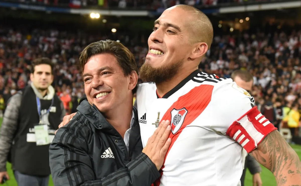 El ex defensor le dio su apoyo al entrenador.