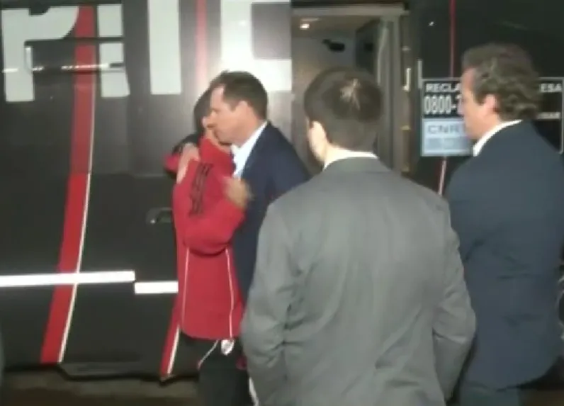 El abrazo de Jorge Brito a Marcelo Gallardo en Córdoba tras la eliminación de River en semifinales de la Copa Argentina 2025. (FOTO: Captura TV TyC Sports).