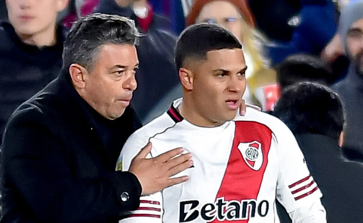 Juanfer y el plantel no le suelta la mano a Gallardo.
