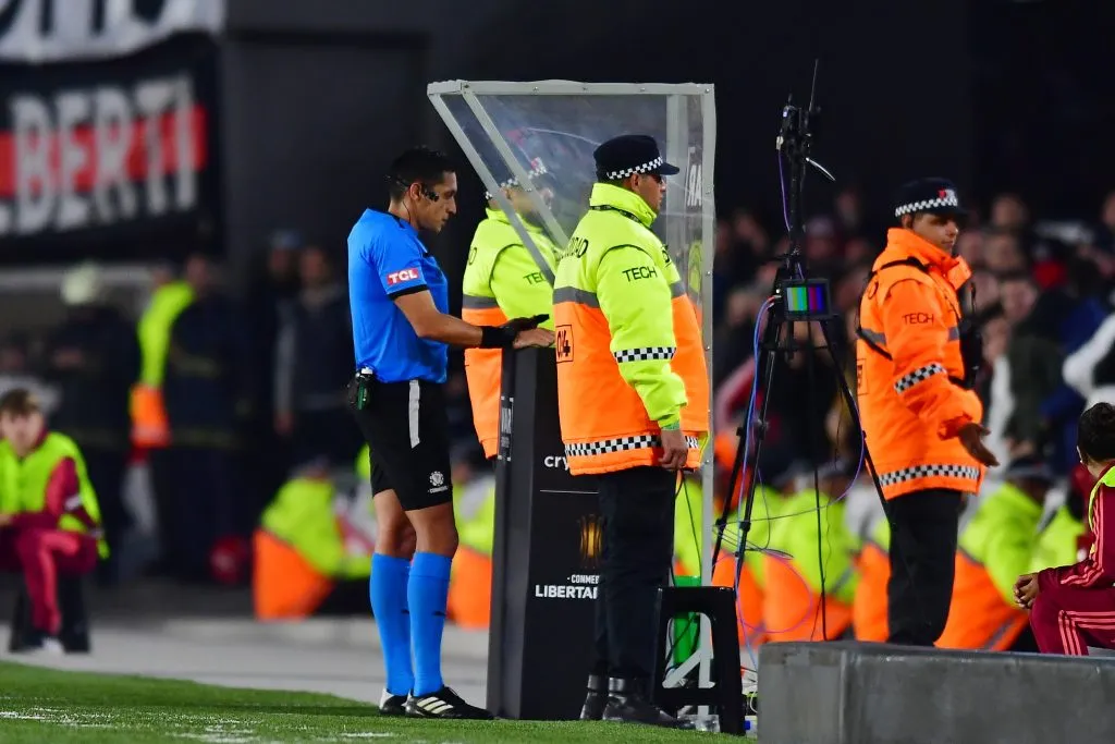 La IFAB propondrá una modificación en el VAR.