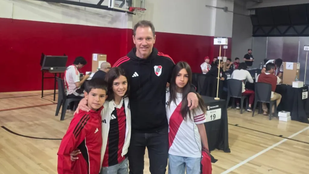 Brito se fotografió con sus hijos luego de votar.