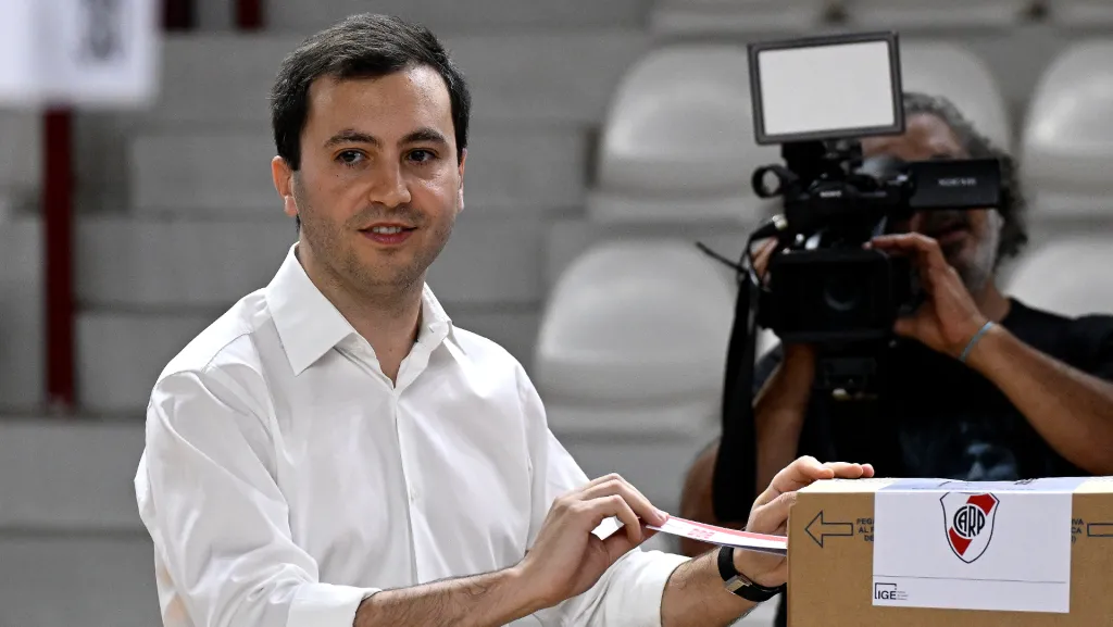 Stefano Di Carlo emitió su voto en el Estadio Monumental y es el nuevo presidente de River. Es el presidente electo más jóven en la historia del club con 36 años. (Foto: La Página Millonaria).