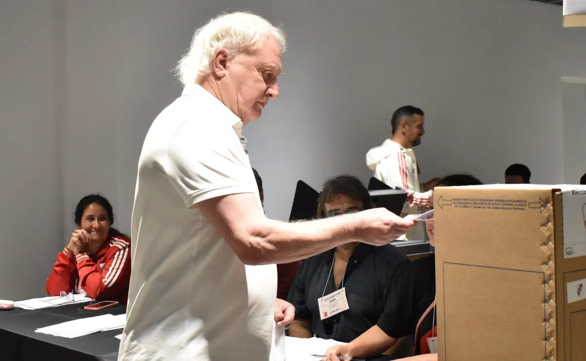 El Beto Alonso ya emitió su voto.