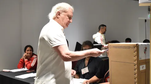 El Beto Alonso ya emitió su voto.