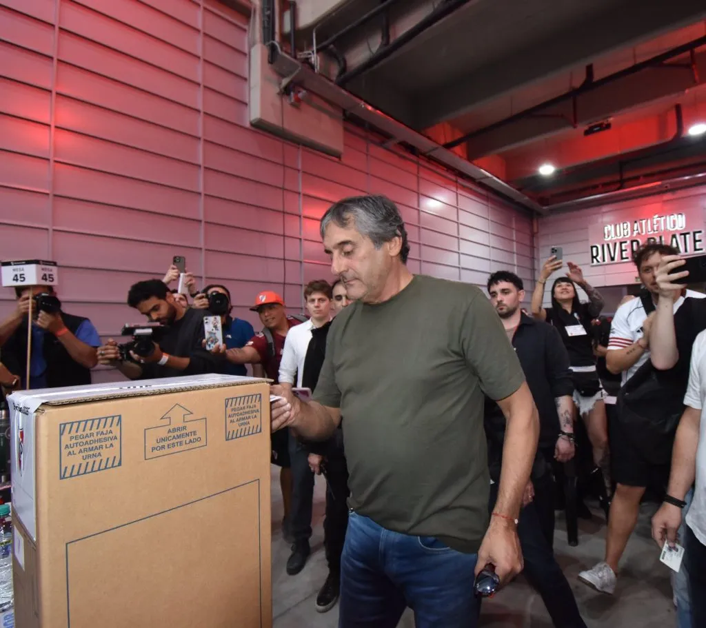 Francescoli votó en la mesa 45 bajo una ovación de los hinchas. (River Plate oficial)