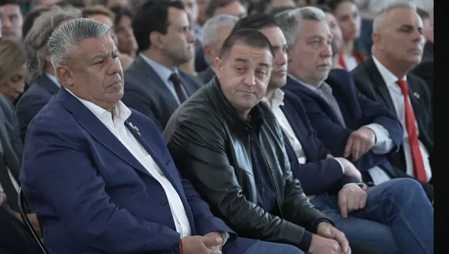 Pablo Toviggino, a la izquierda de Claudio Tapia, asistió a la asunción de Di Carlo.