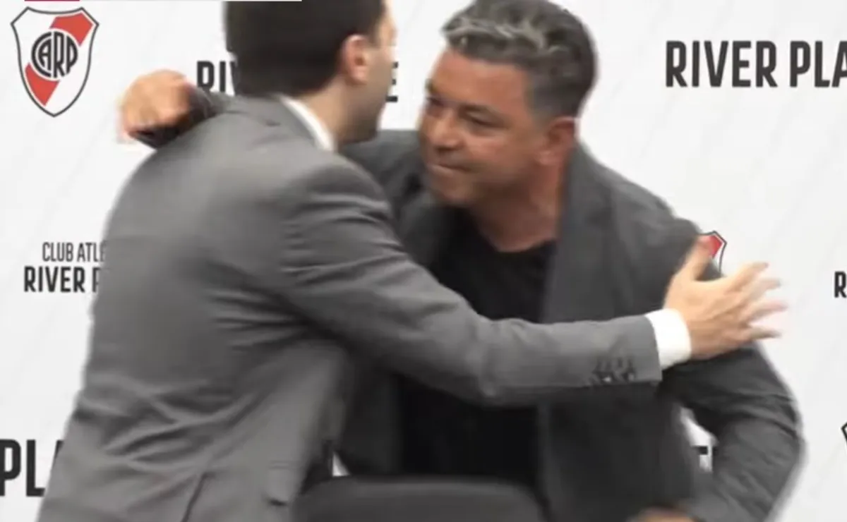 La conferencia finalizó con un abrazo entre los protagonistas.