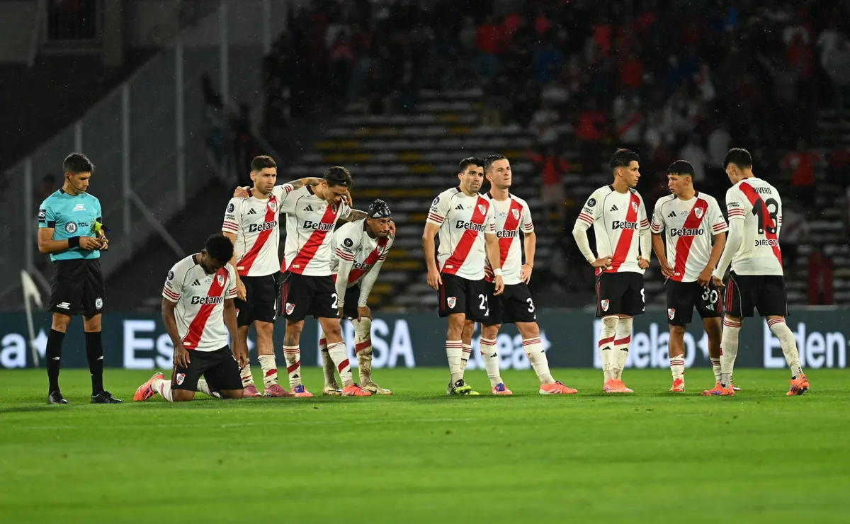 Varios futbolistas son mirados de reojo por el hincha.