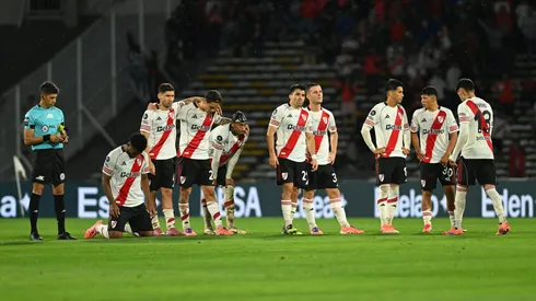 Varios futbolistas son mirados de reojo por el hincha.
