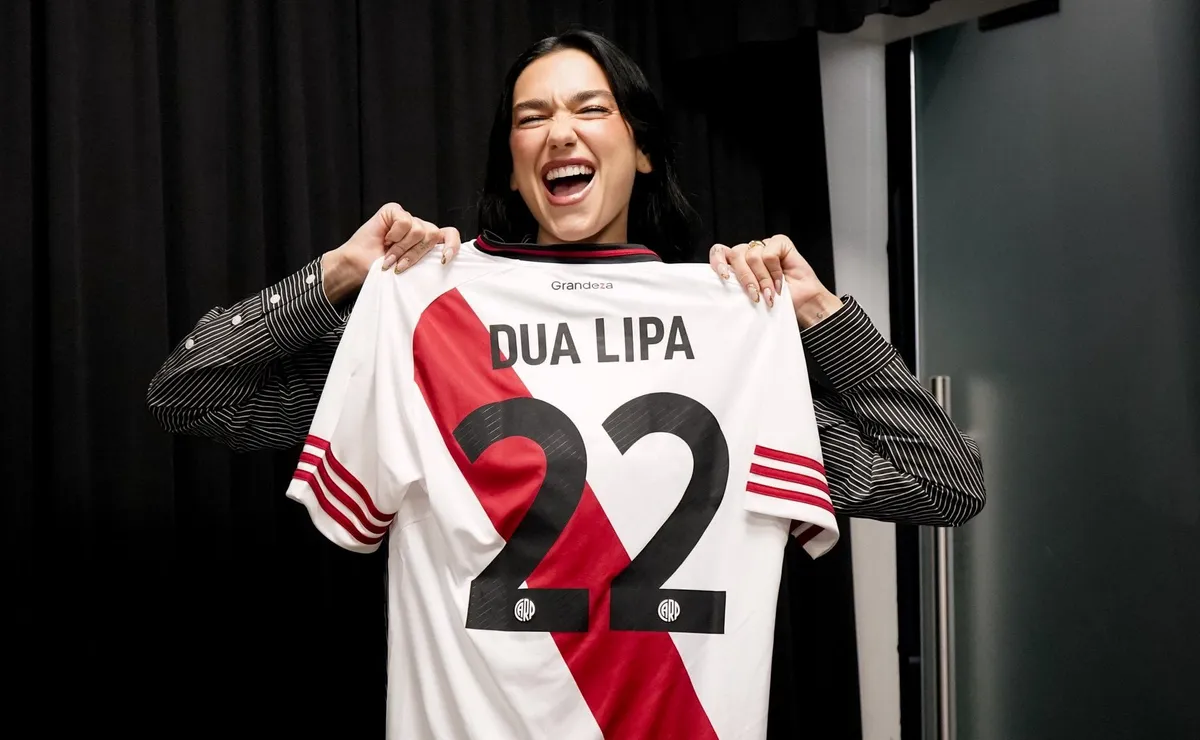 Dua Lipa posó con la camiseta de River.