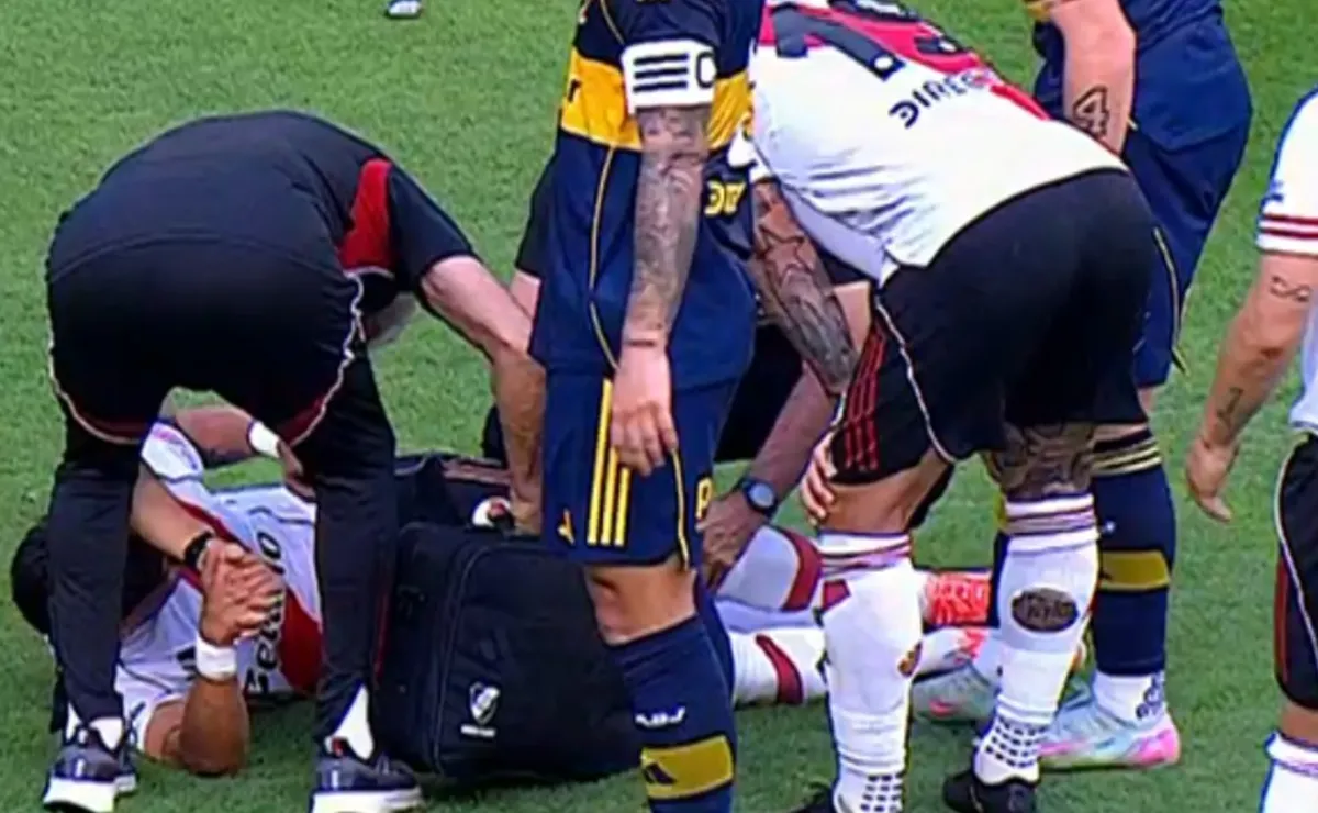 Meza tuvo que abandonar el Superclásico.