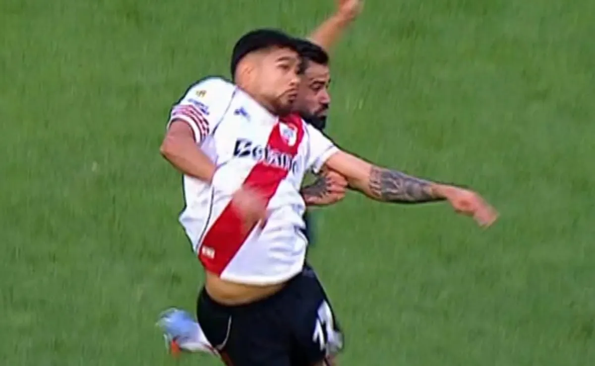 Era falta de Giménez en el gol de Boca.