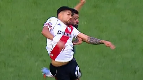 Era falta de Giménez en el gol de Boca.