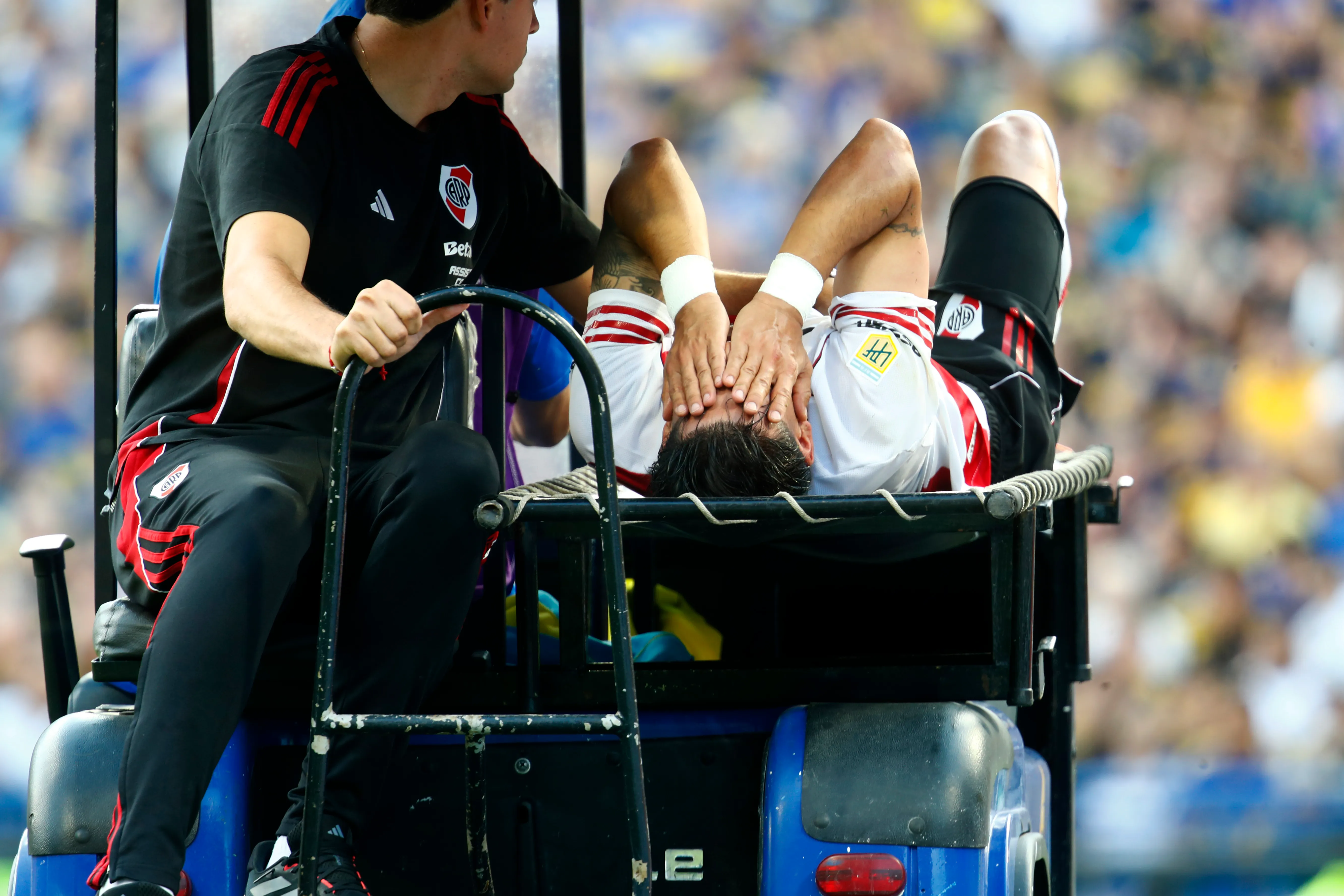 Maxi Meza sufrió un desprendimiento del tendón rotuliano de la rodilla izquierda, por lo que permanecerá entre 3 y 4 meses fuera de las canchas. (Getty Images)