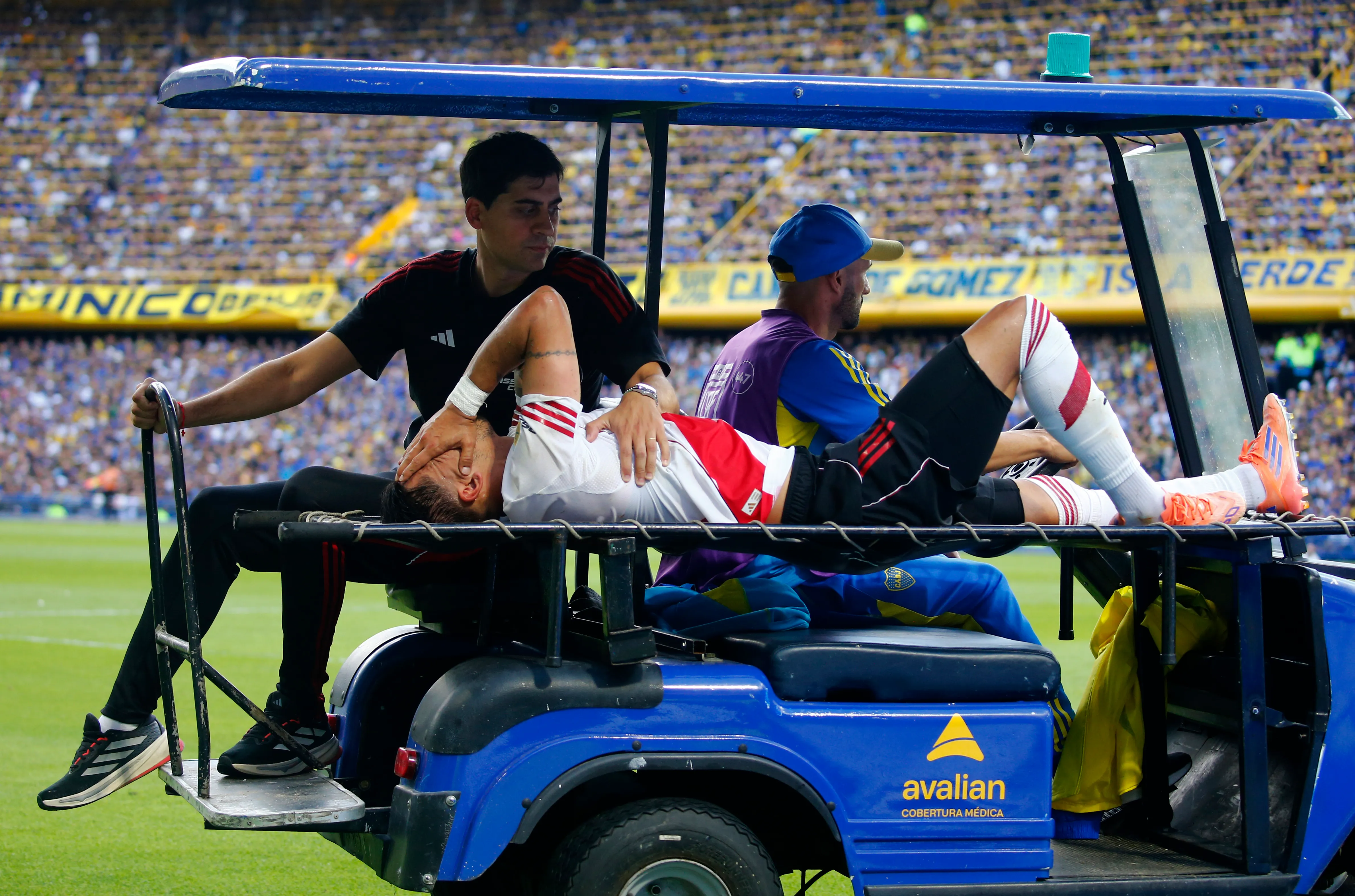 Maxi Meza será operado este miércoles por la tarde tras el desprendimiento en el tendón rotuliano de su rodilla izquierda que sufrió ante Boca. (Getty Images)