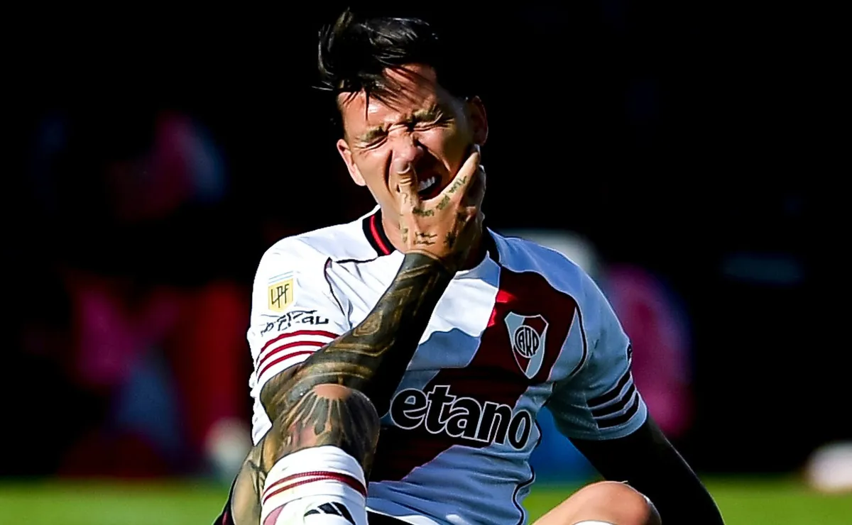 Driussi se lamenta tras sufrir un golpe en el partido contra Vélez.