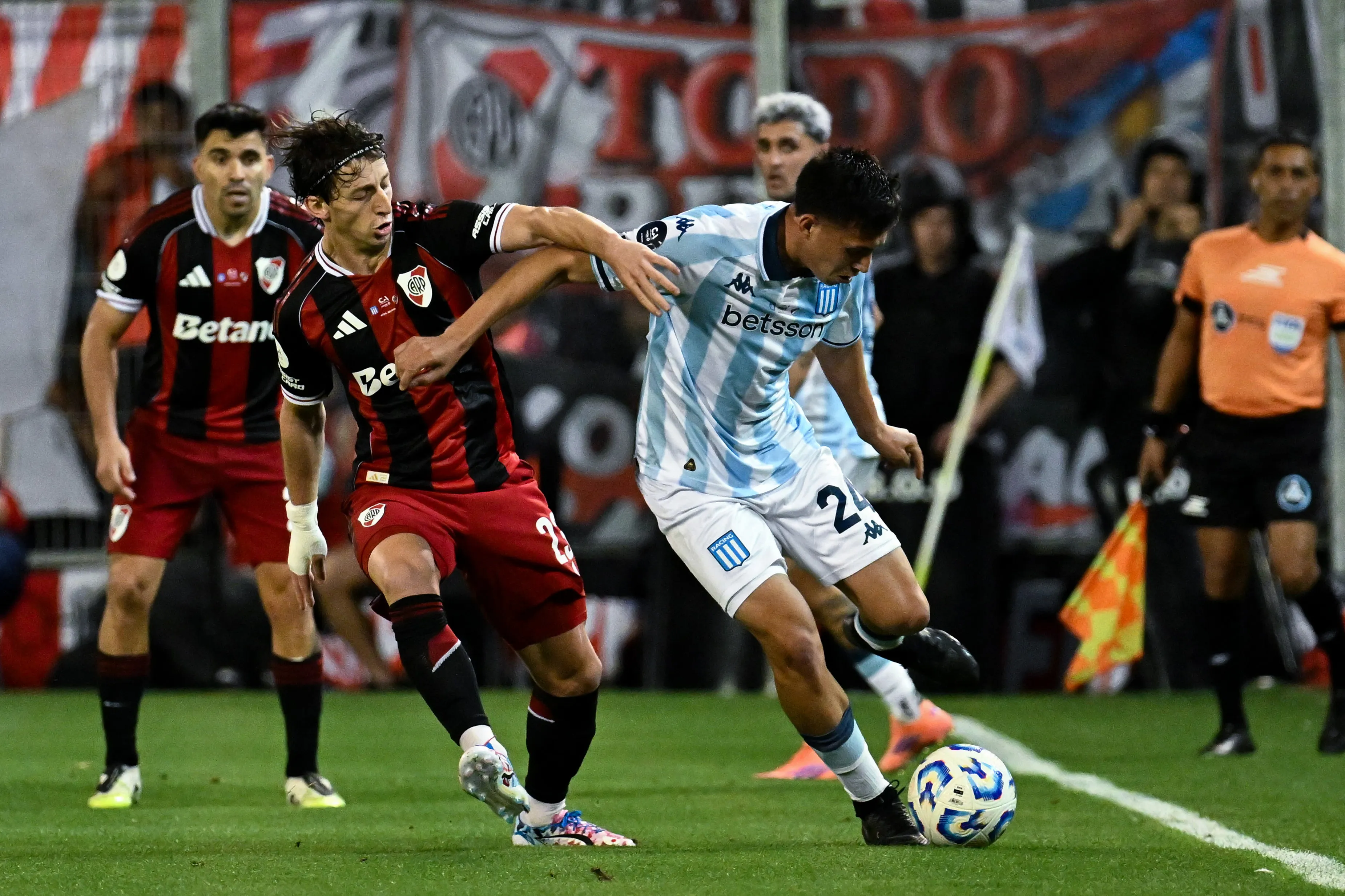 El partido entre River y Racing se jugaría sin público por una sanción de Aprevide al Ciliindro de Avellaneda. (Getty Images)