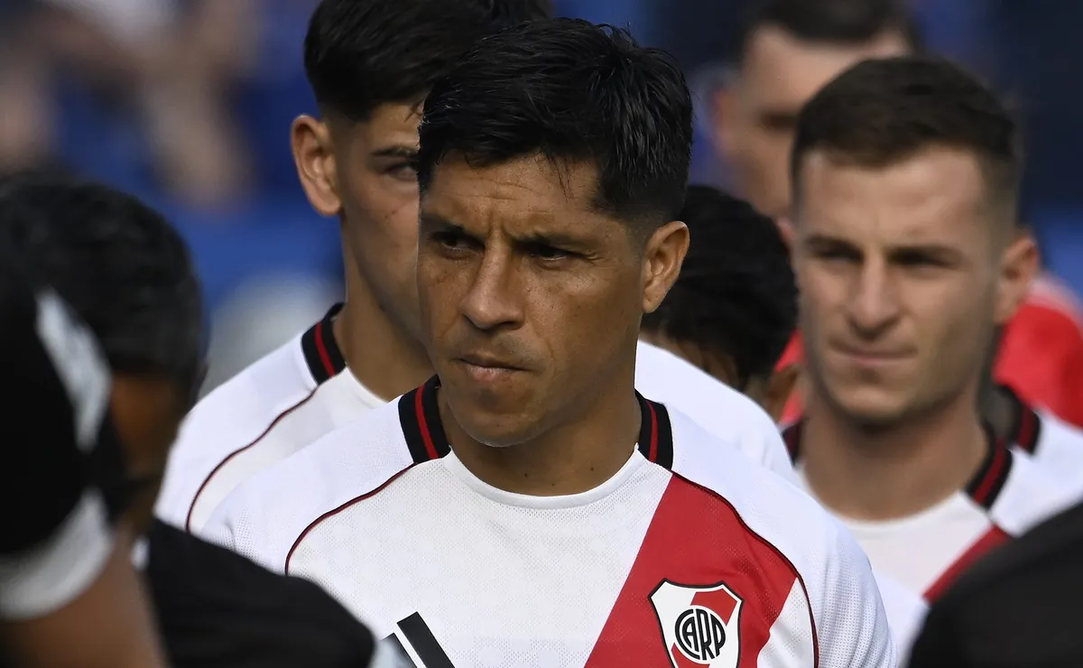 Enzo Pérez sacó la cara por el equipo dentro y fuera del campo de juego