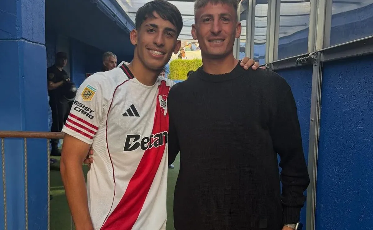 Agustín Obregón junto a Braian Romero tras su debut en la Primera de River ante Vélez.