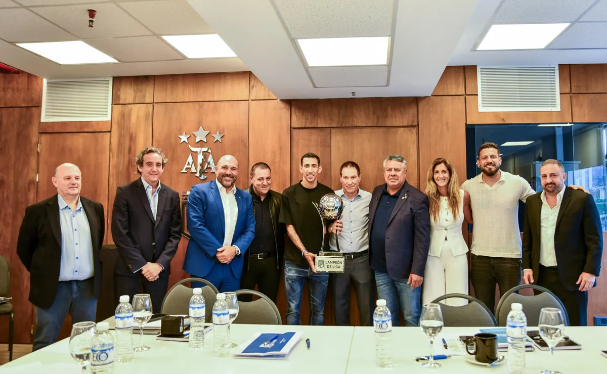 Ignacio Villarroel (segundo de izquierda a derecha) estuvo en representación de River.