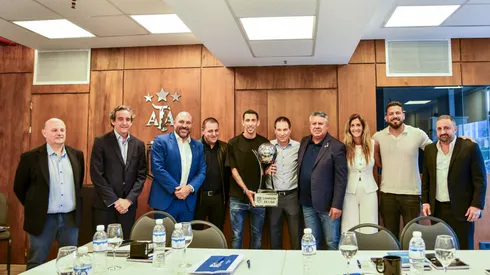 Ignacio Villarroel (segundo de izquierda a derecha) estuvo en representación de River.