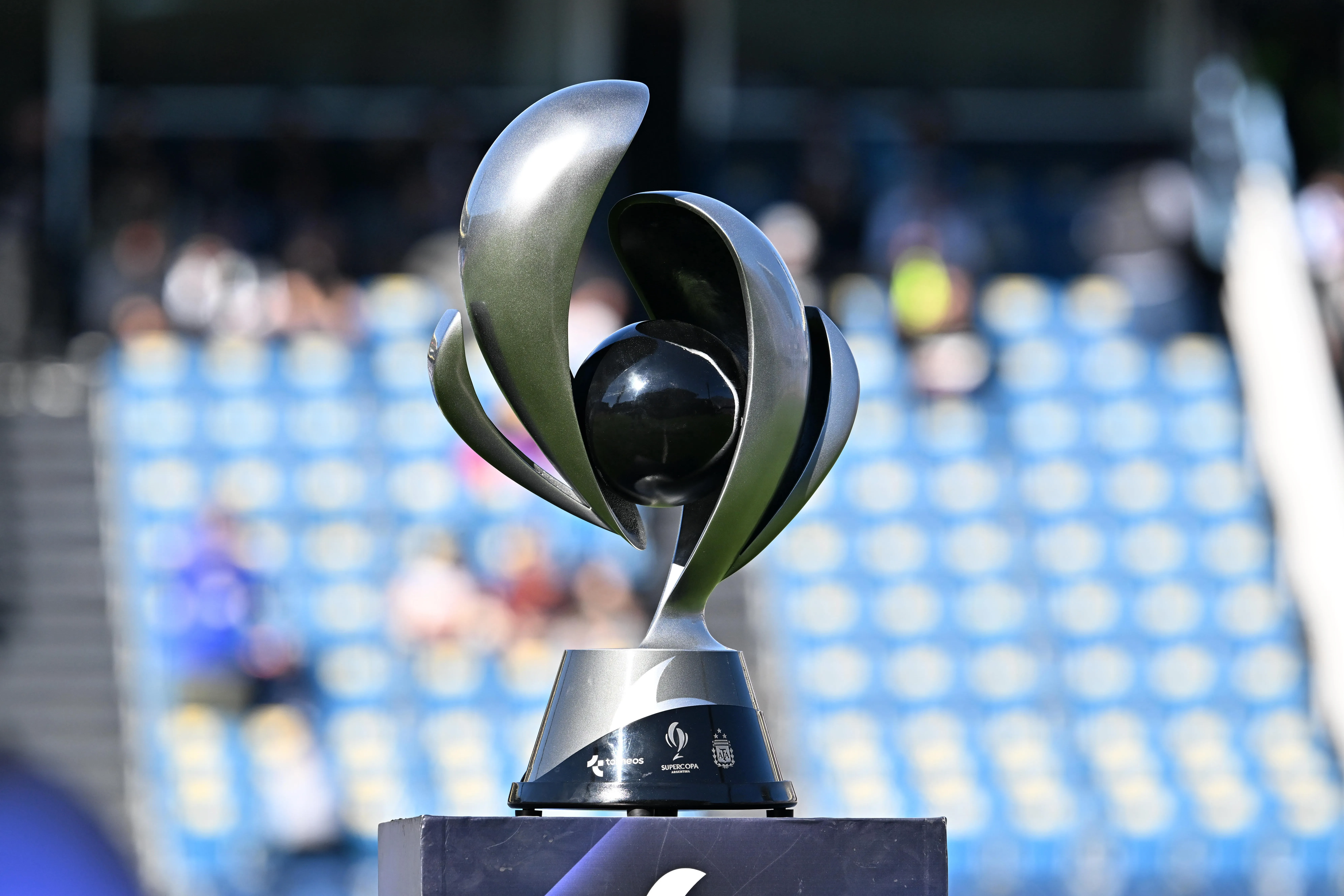 La Supercopa Argentina es uno de los ocho títulos que podría disputar River en 2026. (Getty Images)