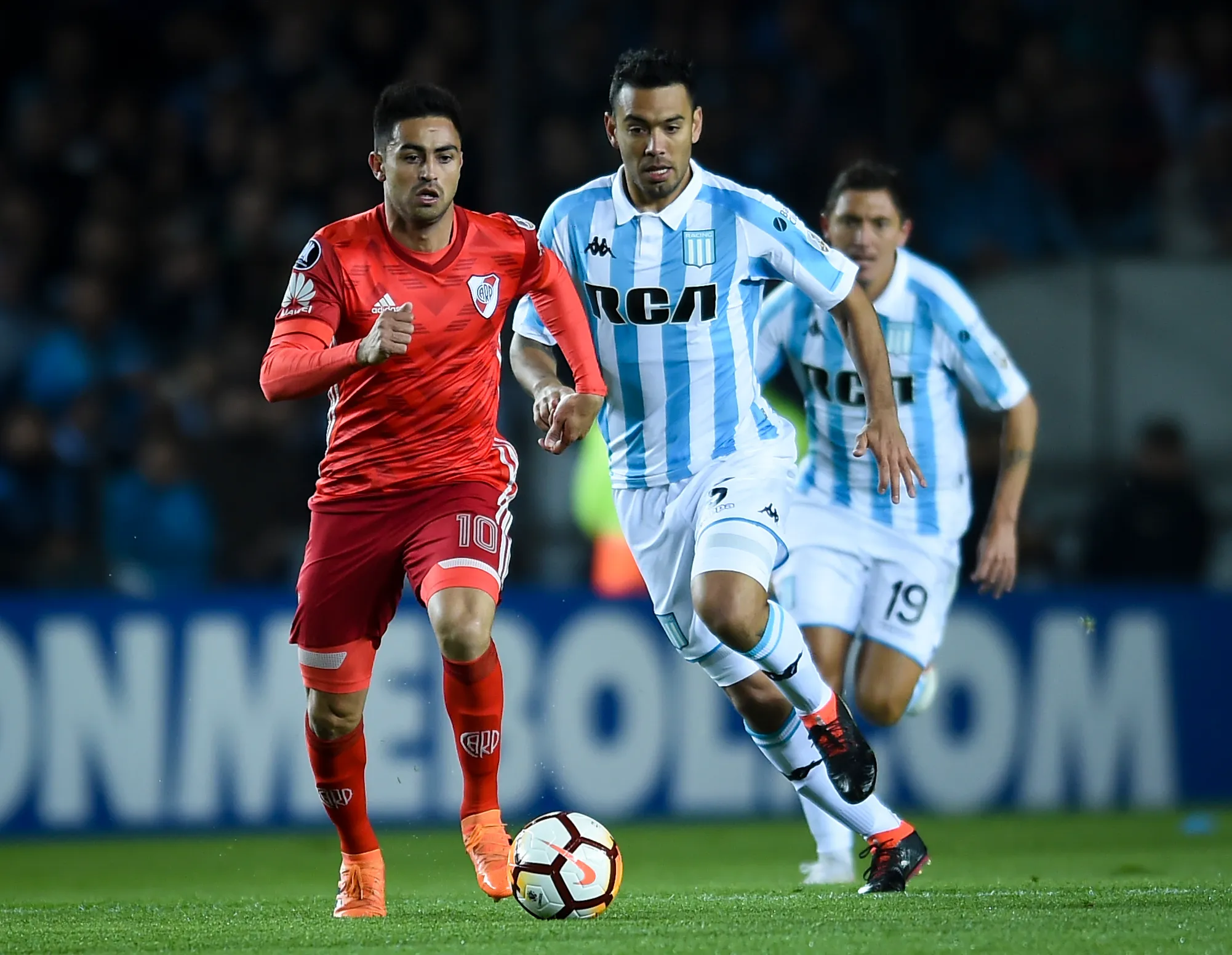 River lleva una ventaja de 10 partido ante Racing en el Cilindro de Avellaneda. (Getty Images)