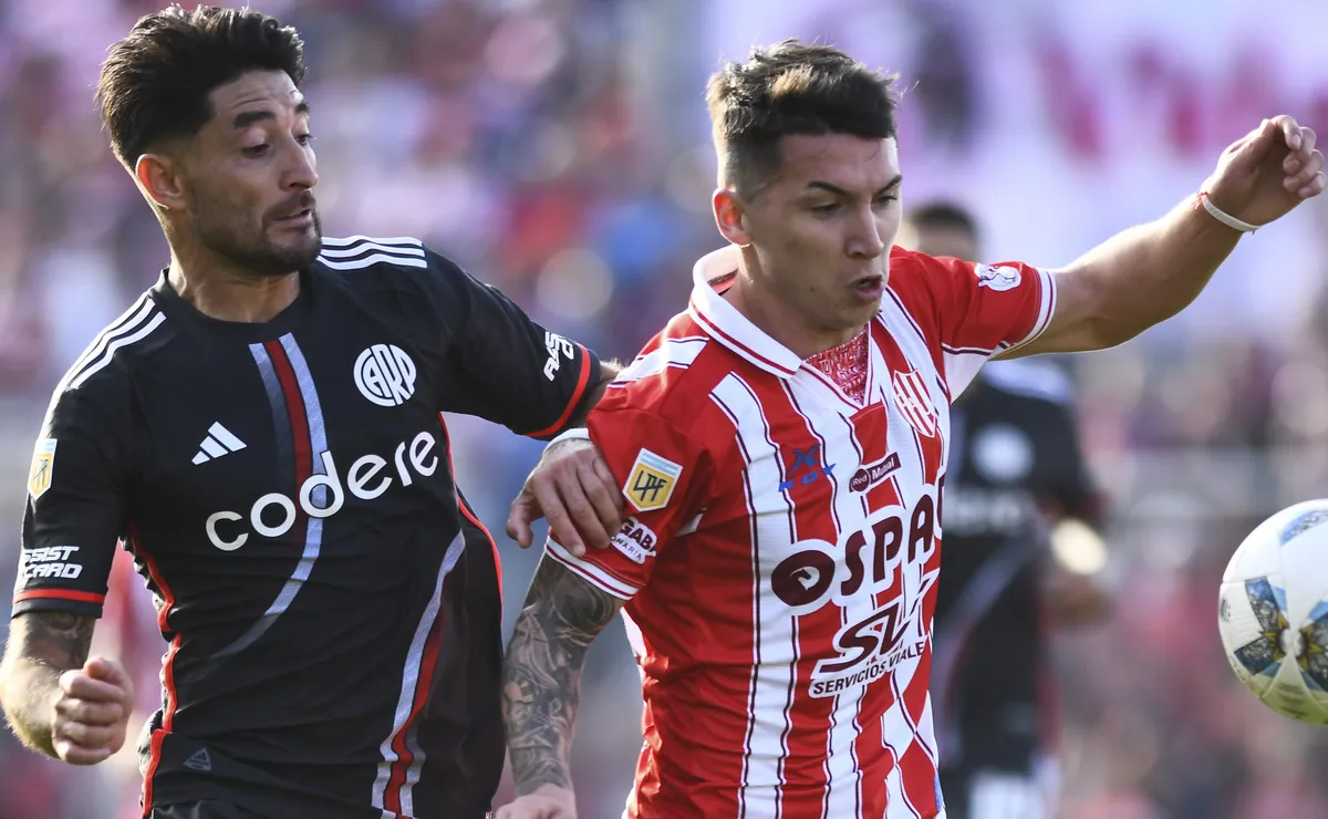 Mateo del Blanco disputa la pelota con Milton Casco durante un partido en 2024.
