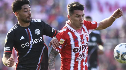 Mateo del Blanco disputa la pelota con Milton Casco durante un partido en 2024.