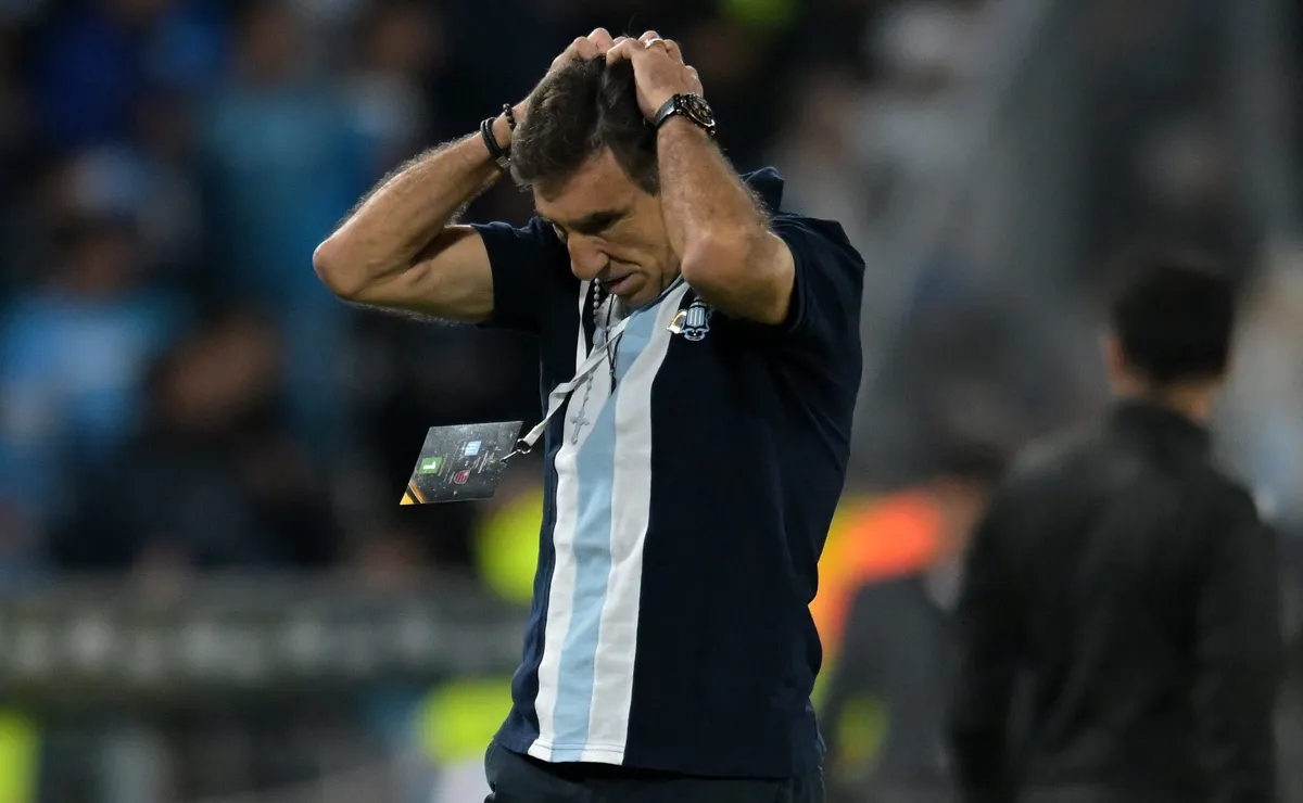 Gustavo Costas deberá realizar una modificación obligada a minutos del comienzo del encuentro.