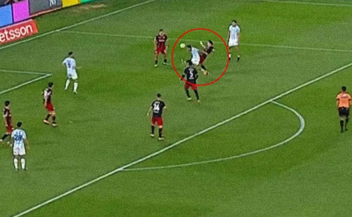 El momento en el que Galarza Fonda pierde la pelota que terminó en el gol de Racing.