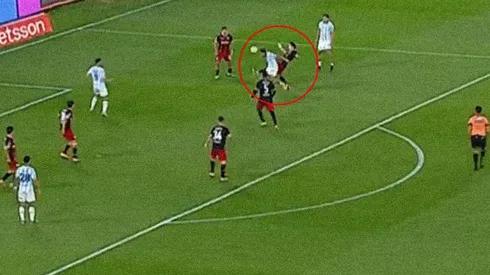 El momento en el que Galarza Fonda pierde la pelota que terminó en el gol de Racing.